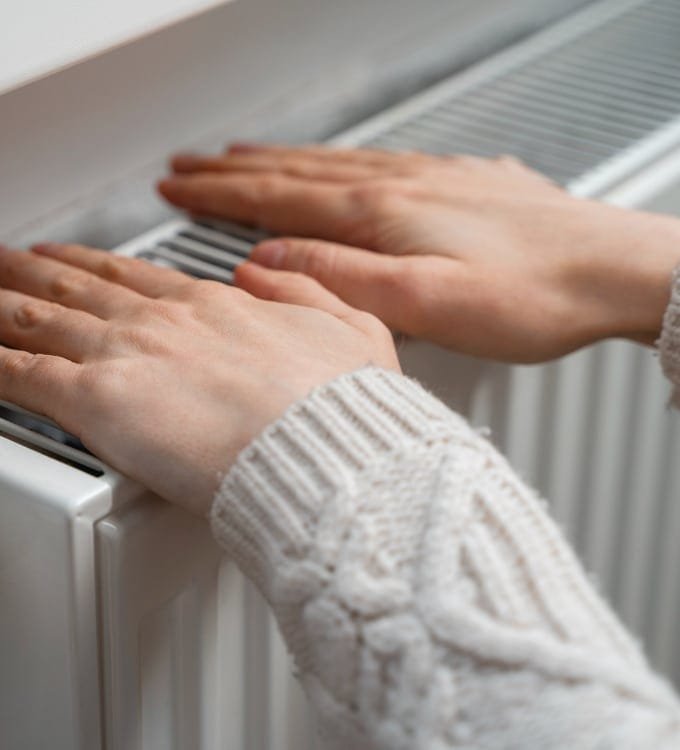 Gros plan sur les mains du radiateur